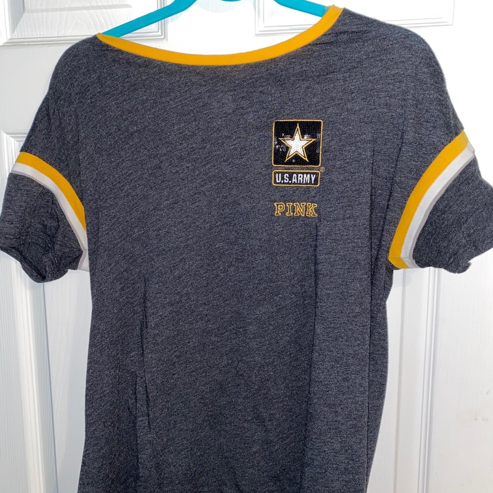 RARE US ARMY “Vs Pink” T Shirt